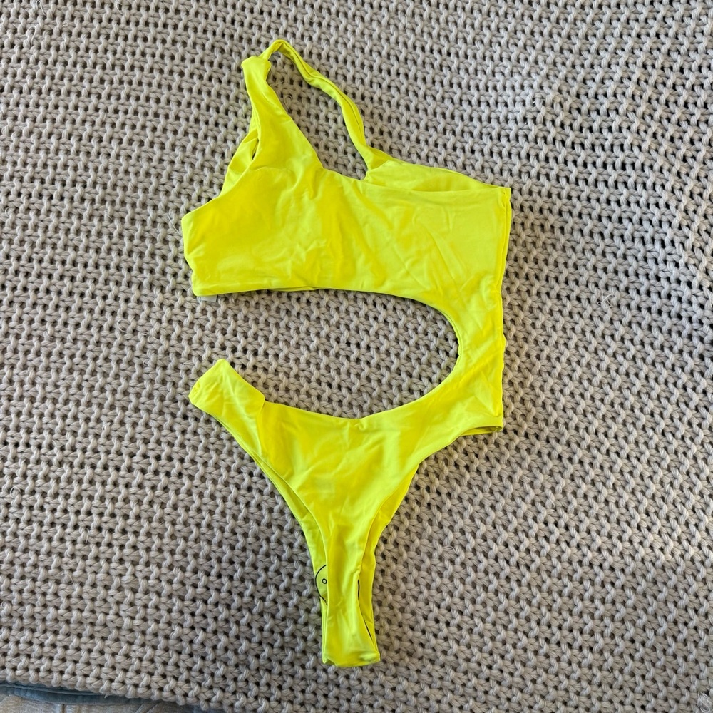 Yellow One-Shoulder Cutout One Piece Swimsuit